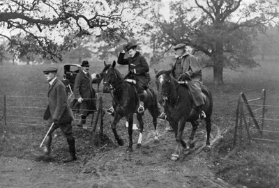 Könige Edward VII. von Großbritannien und Manuel II. von Portugal auf der Jagd, 1909 von Unbekannt