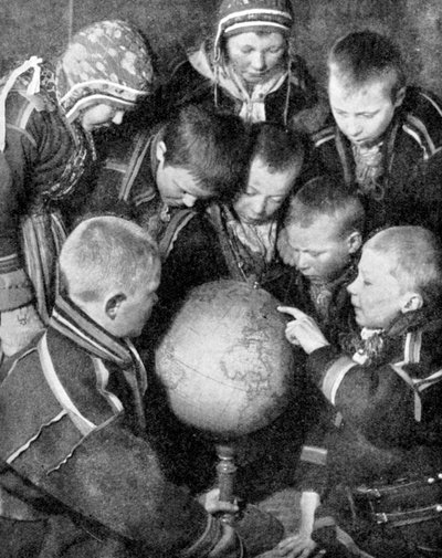 Lappenkinder betrachten einen Globus, 1936 von Unbekannt