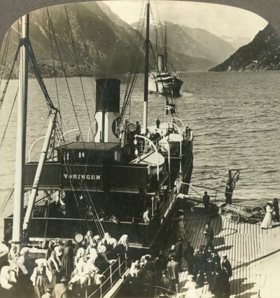Abfahrt von Odde für einen Ausflug den malerischen, von Bergen umgebenen Sorfjord hinunter, Norwegen, um 1905 von Unbekannt