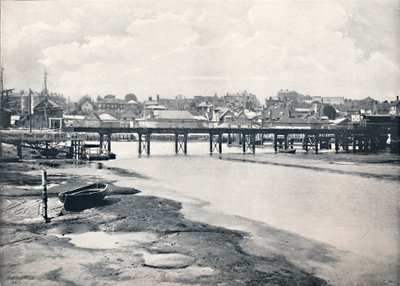 Lymington - Die Brücke und die Stadt, vom Fluss aus gesehen von Unbekannt