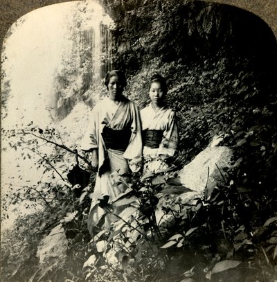 Mädchen des Landes der aufgehenden Sonne, unter den Kogijoku-Wasserfällen, ca. 1900 von Unbekannt
