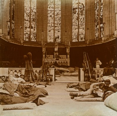 Provisorische Baracken in einer Kirche, Marne, Nordfrankreich, 1914 von Unbekannt