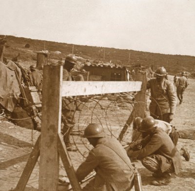 Herstellung von Stacheldraht, um 1914-1918 von Unbekannt