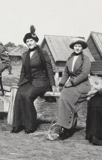 Maria Evgenyevna Golovina, Sekretärin von Rasputin rechts und Julia Alexandrovna Den, 1912-1913 von Unbekannt