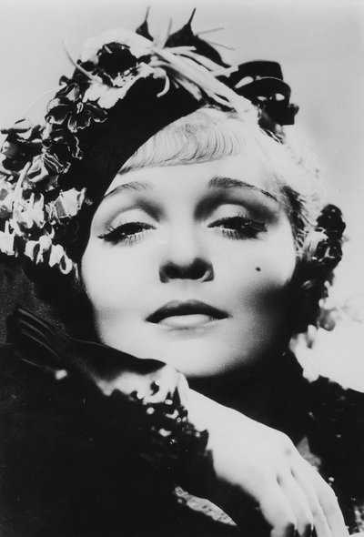 Marlene Dietrich, deutsch-amerikanische Schauspielerin, Sängerin und Entertainerin, 20. Jahrhundert von Unbekannt