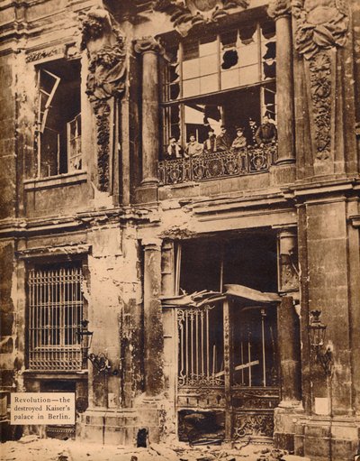 Mitglieder der Volksmarinedivision auf dem Balkon des Stadtschlosses, Dezember 1918, 1918, 193 von Unbekannt