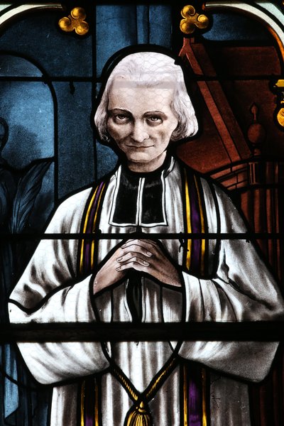 Kirche von Mezilles: Buntglasfenster: Heiliger Johannes Maria Vianney, Pfarrer von Ars von Unbekannt