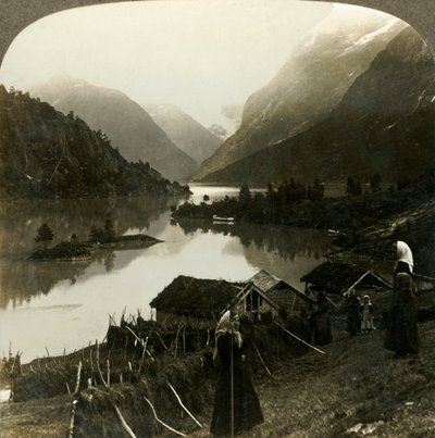 Von Bergen umgebener Loen-See - unvergleichlich in Schönheit und Erhabenheit - vom Seten-Hof, Norwegen, ca. 1905 von Unbekannt