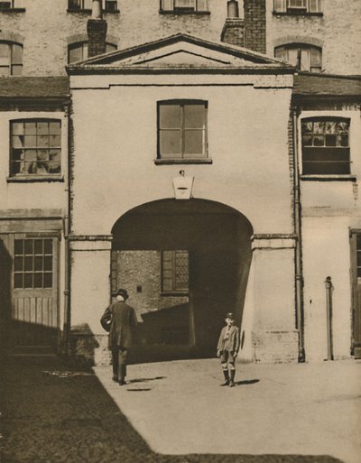 Alte Stallungen, die angeblich die Ställe des Eisernen Herzogs in Knightsbridge waren, um 1935 von Unbekannt