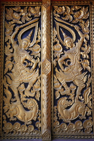 Verzierte Tempeltür im Wat Chedi Luang, Chiang Mai, Thailand von Unbekannt