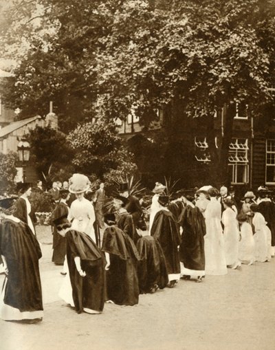 Königin Mary am Bedford College, London, 1913, 1935 von Unbekannt