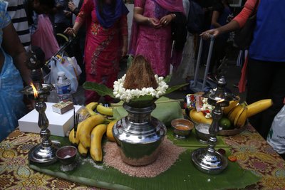 Ratha Yatra Wagenfest in Paris. Opfergaben. Frankreich von Unbekannt