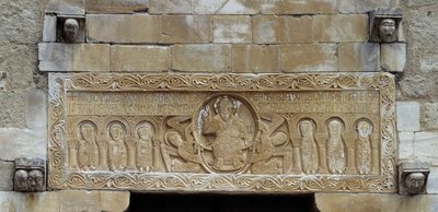 Romanische Kunst: Türsturz, der eine Gruppe von Aposteln darstellt, die Christus umgeben, unterstützt von zwei Engeln. Kirche von Saint Michael von Saint Genis des Fontaines. 11. Jahrhundert (Ostpyrenäen) von Unbekannt