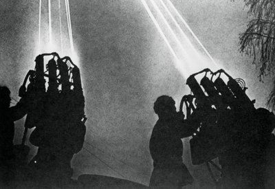 Scheinwerferbediener bereiten sich auf einen nächtlichen Bombenangriff vor, Moskau, 1941 von Unbekannt