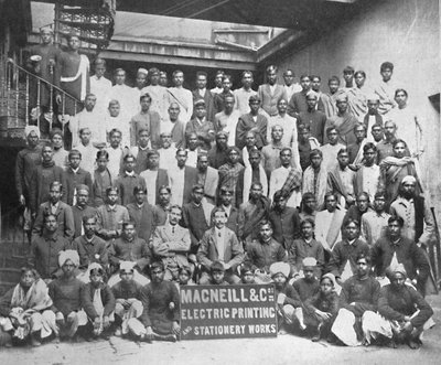 Mitarbeiter der Druckerei und Schreibwarenfabrik Macneill & Co., Kalkutta, 1917 von Unbekannt