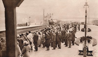 Mitfühlendes Interesse am königlichen Beerdigungszug am Bahnhof Welwyn, 1936 von Unbekannt