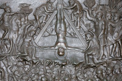 Die Kreuzigung des Heiligen Petrus - (Detail) eines Portals - Haupteingangstür des Petersdoms, Rom, Italien von Unbekannt