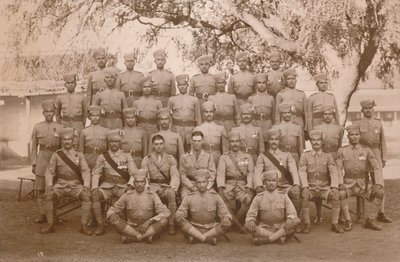 Der indische Zug des ersten Bataillons, das eigene königliche West-Kent-Regiment der Königin. Poona, Indien von Unbekannt