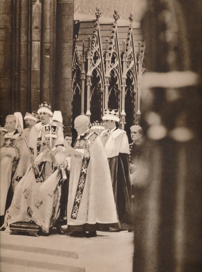 Die Inthronisation Seiner Majestät, der gekrönt und geszeptert zu sehen ist, 1937 von Unbekannt