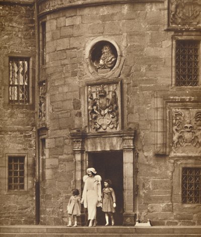 Die Königin in ihrem alten Zuhause, Glamis Castle, ca. 1936, 1937 von Unbekannt
