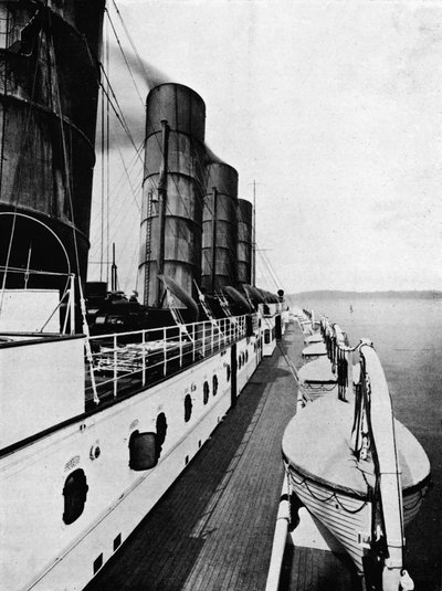 Das Bootsdeck der Lusitania mit Rettungsbooten von Unbekannt