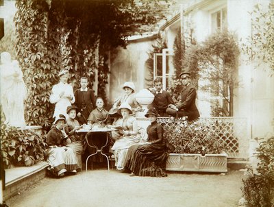 Die Familie von Herzog Fyodor Uvarov auf ihrem Landgut, Porechye, Russland, 1880er Jahre von Unbekannt
