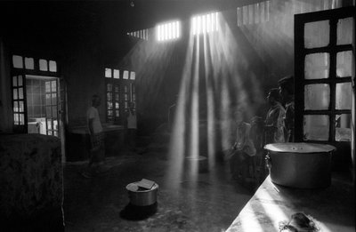 Die Küche des Psychiatrischen Krankenhauses, Pabna, in Bangladesch. 1994. Das Psychiatrische Krankenhaus, Pabna ist das erste seiner Art in Bangladesch für eine Bevölkerung von etwa 130 Millionen. Es wurde 1957 vom damaligen Zivilarzt des Distrikts Pabna i von Unbekannt
