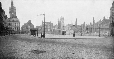 Die Ruinen und der Glockenturm von Douai, Frankreich, 1918 von Unbekannt