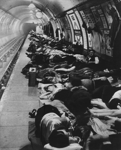 Diejenigen, die in Schutzräume gingen, begannen eine neue Art von Nachtleben, 11. November 1940, 1942 von Unbekannt