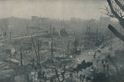 Tokios rauchende Ebene von Trümmern und Asche, ca. 1935 von Unbekannt