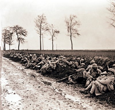Truppen ruhen sich am Straßenrand aus, Nordfrankreich, um 1914-1918 von Unbekannt