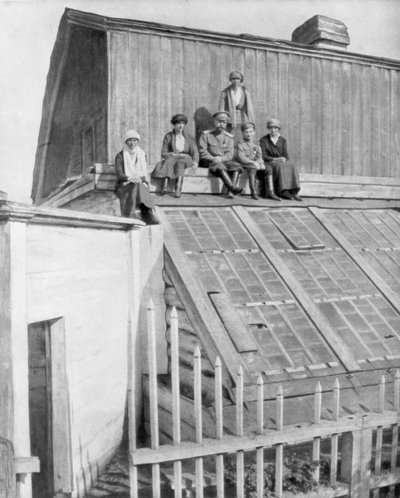 Zar Nikolaus II. und seine Kinder sitzen auf einem Gewächshaus, Tobolsk, Sibirien, Russland, 1917 von Unbekannt