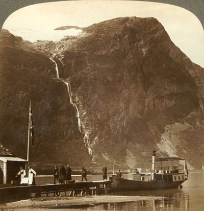 Utigards-Wasserfälle vom Ravnefjeld-Gletscher am Lake Loen - von Naesdal, Norwegen, um 1905 von Unbekannt