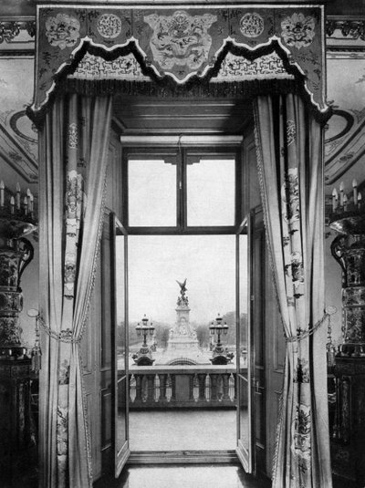 Blick auf das Victoria-Denkmal von innen im Buckingham Palace, London von Unbekannt