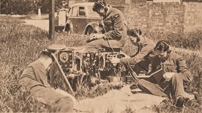 Funkoperator in der neuesten Art von Trainingsmaschine von Unbekannt