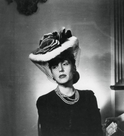 Frau mit Hut und Schleier von dem französischen Modedesigner Jacques Fath, Frankreich, 1943 von Unbekannt
