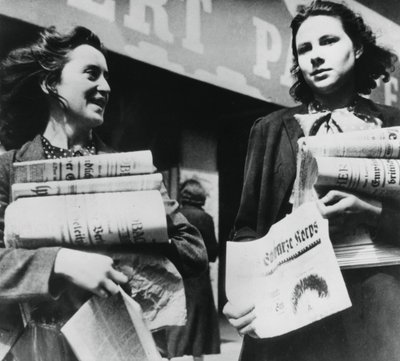 Frauen verkaufen deutsche Zeitungen, deutsch besetztes Paris, 19. Juli 1940 von Unbekannt