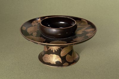 Tassenständer mit Nashiji-Dekoration (Technik, bei der unregelmäßig geformte und verteilte Goldfolienstücke unter der Oberfläche liegen), japanisch, 19. Jahrhundert von Unbekannt Unbekannt