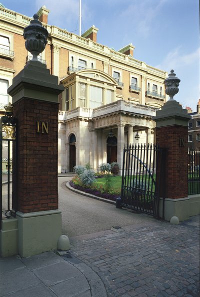 Außenansicht des Eingangs zu Hertford House, Manchester Square, London von Unbekannt Unbekannt