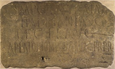 Inschrift von Meilenkastell 38 an Hadrians Mauer, die den Bau des Meilenkastells durch die 2. Legion Augusta, 122-125 n. Chr., dokumentiert von Unbekannt Unbekannt