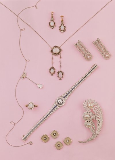 Auswahl an edwardianischem und Art-Deco-Schmuck: Opalohrringe und Anhänger; Diamant-Negligé-Anhänger; Straußenfederbrosche; Diamant- und Onyx-Manschettenknöpfe und -knöpfe von Unbekannt Unbekannt