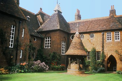 Blick auf das Äußere des Roten Hauses, Bexleyheath, entworfen von William Morris (1834-96) mit Philip Webb als Architekt, fertiggestellt 1859 von Unbekannt Unbekannt