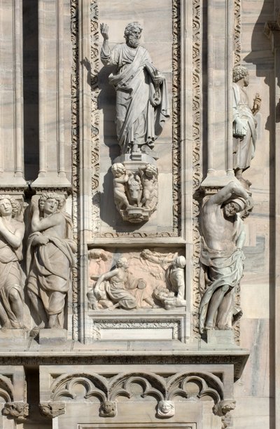 Architektur: Statue des Heiligen Lukas (1811) und Flachrelief, das die Erscheinung des Engels vor Samsons Mutter darstellt (1659). Detail der Fassade der Kathedrale (Dom oder Duomo) von Mailand, Italien von Unbekannt