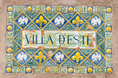 Bunte glasierte Terrakottaplatte; Villa d