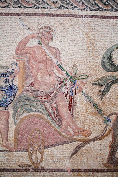 (Detail) Der Triumph des Dionysos - Rückkehr des Gottes von einem Feldzug nach Indien - Dionysos sitzt auf einem von zwei Panthern gezogenen Wagen - Paphos-Mosaiken, Haus des Dionysos, Ende des 2. Jahrhunderts n. Chr. - Zypern von William M. Timlin