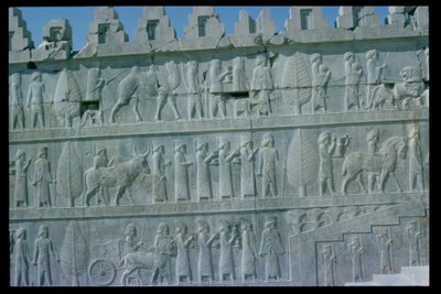 Detail des Relief-Frieses auf der östlichen Treppe zur Apadana (Audienzhalle), der Delegierte aus den unterworfenen Ländern des Reiches zeigt, die üppige Geschenke für eine Zeremonie tragen, Achämenidenzeit, ca. 515 v. Chr. von Unbekannt
