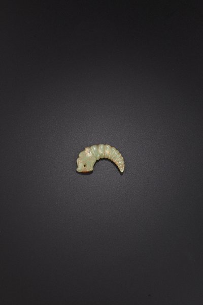 Drachen-Seidenraupen-Anhänger, späte Shang-frühe Westliche Zhou-Dynastie, 11.-9. Jahrhundert v. Chr. von Unbekannt