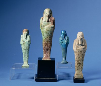Vier grün oder blau glasierte Schabti-Figuren, drei mit horizontalen Bändern von Hieroglypheninschriften, ägyptisch, datiert vom 7. bis 3. Jahrhundert v. Chr. von Unbekannt