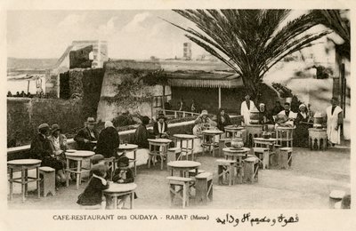 Franzosen und Marokkaner im Oudaya Café, Rabat von Unbekannter Künstler
