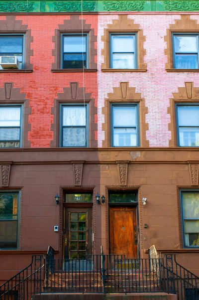 Harlem Straßenläden und Gebäude, New York City, 2021 von Alec Hunter